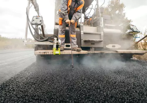 How does rain affect asphalt paving